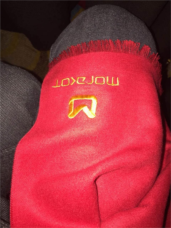 莫拉克年會(huì)紅色圍巾