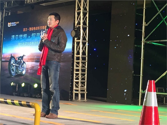 小強(qiáng)佩戴紅色年會(huì)圍巾