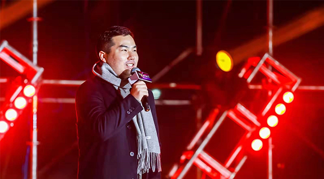 羊毛圍巾現(xiàn)場(chǎng)佩戴 羊毛圍巾現(xiàn)場(chǎng)佩戴