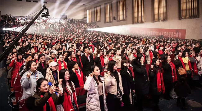 禮品紅圍巾現(xiàn)場(chǎng)效果