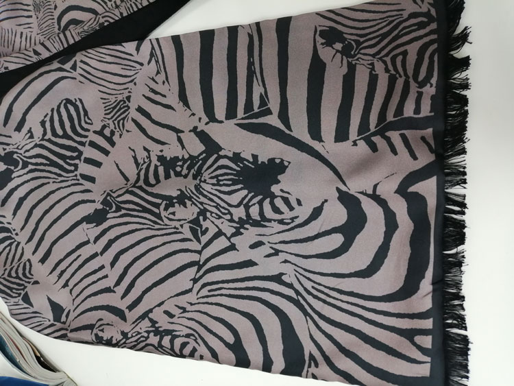 經(jīng)典斑馬圍巾細節(jié)圖