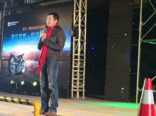 龍翔紡織為莫拉克電動(dòng)車定制年會紅色圍巾 龍翔紡織為莫拉克電動(dòng)車定制年會紅色圍巾